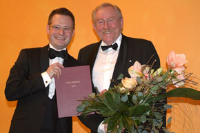 Schauspieler Kai Christian Moritz (links) wurde von Bruno Forster (rechts), dem Vorsitzenden des Theaterfördervereins mit dem Theaterpreis 2009 ausgezeichnet.